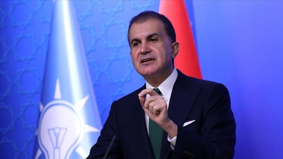 AK Parti Sözcüsü Ömer Çelik'ten Ayet İçeren Pankartın Kapatılmasına Sert Tepki