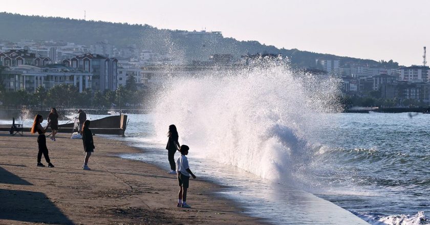 Samsun Valiliğinden ‘Yüzmeyin’ uyarısı