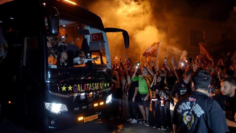 Galatasaraylı taraftarlar galibiyeti Florya’da kutladı!