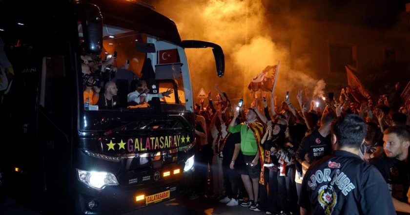 Galatasaraylı taraftarlar galibiyeti Florya’da kutladı!