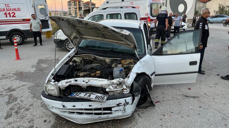 Isparta’da iki otomobilin çarpışması sonucu meydana gelen kazada 5 kişi yaralandı.