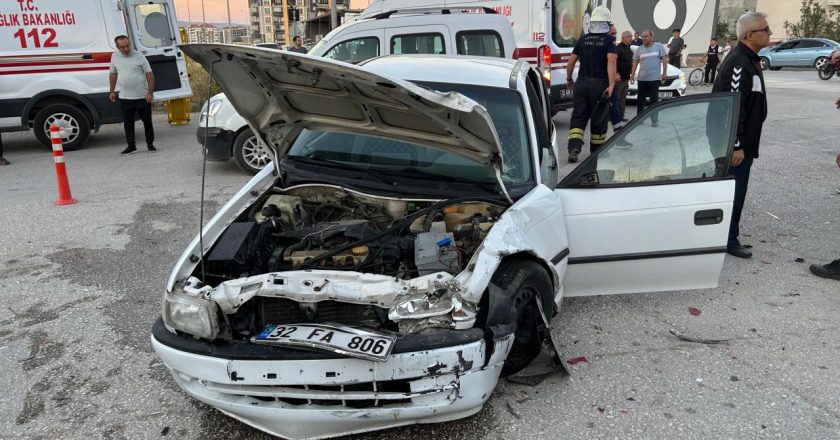 Isparta’da iki otomobilin çarpışması sonucu meydana gelen kazada 5 kişi yaralandı.