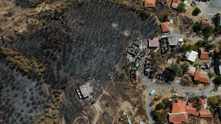 Kaçak kazıcılar İzmir Yamanlar’da orman yangını başlattı