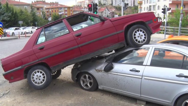 Otomobil, çarptığı aracın üzerinde asılı kaldı