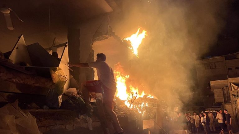 İsrail’in Gazze’de yerinden edilmiş kişilerin sığındığı evi bombalaması sonucu 5 kişi hayatını kaybetti