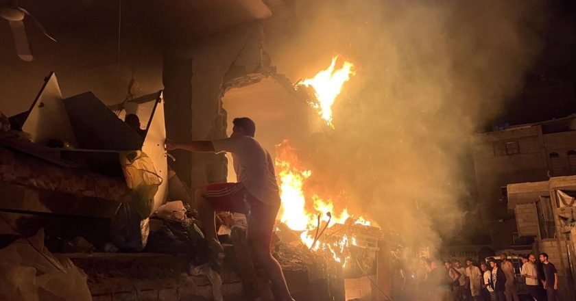 İsrail’in Gazze’de yerinden edilmiş kişilerin sığındığı evi bombalaması sonucu 5 kişi hayatını kaybetti