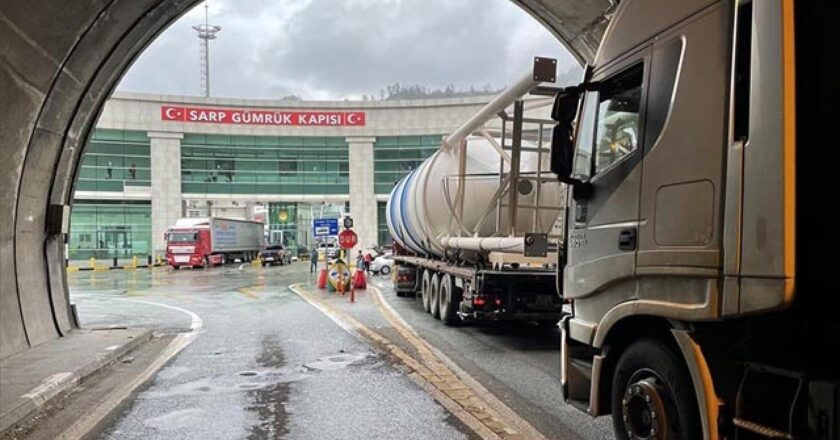Sarp Sınır Kapısı'nda tır geçişleri rekor kırdı