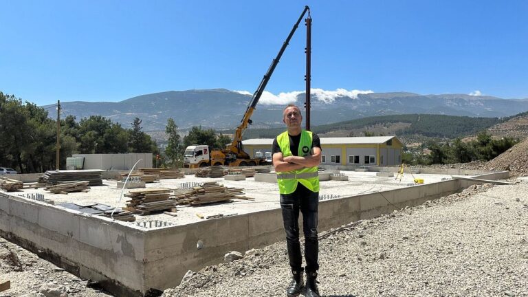Şiddetli göğüs ağrısı hisseden Haluk Levent hastaneye kaldırıldı.