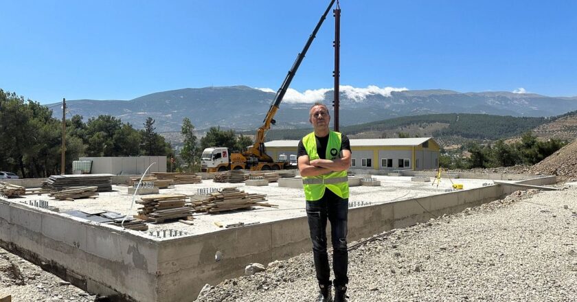 Şiddetli göğüs ağrısı hisseden Haluk Levent hastaneye kaldırıldı.