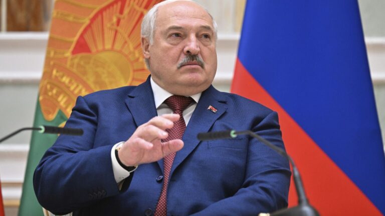 Belarus lideri Lukaşenko “aşırılıkçılık” suçlamasıyla gözaltına alınan 20 kişiyi affetti