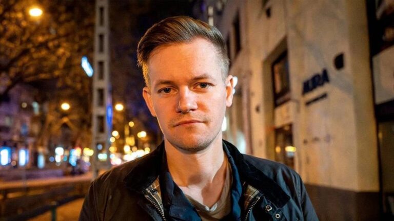 İsveçli gazeteci Joakim Medin, “cumhurbaşkanına hakaret” ve “terör” suçlamasıyla tutuklandı.