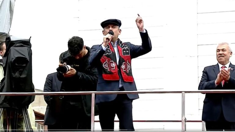 Özgür Özel, Yokgat etkinliğinde Başkan Erdoğan’a döndü: “Bu yaptığınız korkaklık”