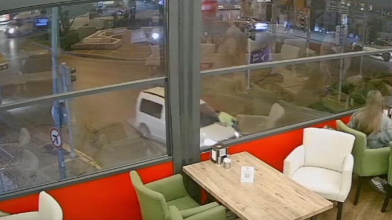 Trafik polisini aracın kaputuna sürükleyen alkolik sürücü tutuklandı