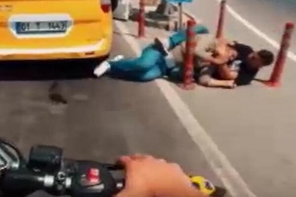 İki gencin telefonu kamerada savaşıyor!