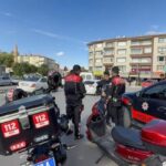 Motosikleti ehliyetsiz arkadaşına verip polise yalvardı: “Bir sürü cezam var”