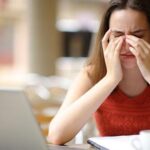 Yakın mesafede okuma baş ağrısı yapabilir! Ciddi görme kaybı riski var.