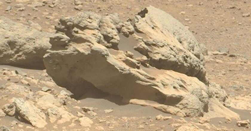 NASA, Mars’ta oraya ait olmayan bir kaya keşfetti