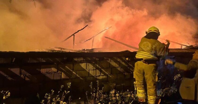 Müstakil evde çıkan yangın yandaki eve de sıçradı, 2 ev kül oldu